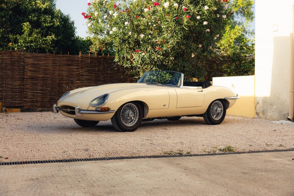 1961 JAGUAR E-Type 3.8 Roadster Outside Bonnet Lock 